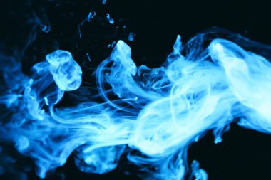 Siyah arkaplanda mavi duman