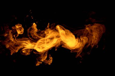 alevler siyah arkaplanda