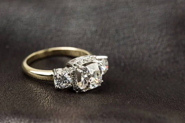 Anillo Oro Con Diamantes Sobre Fondo Blanco —  Fotos de Stock