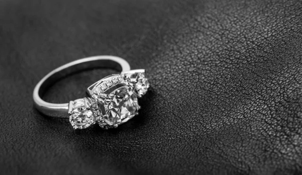 Zilveren Ring Met Diamant Zwarte Achtergrond — Stockfoto