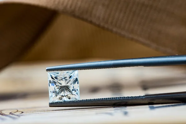 Detail Dřevěného Stolu Diamantovým Prstenem — Stock fotografie