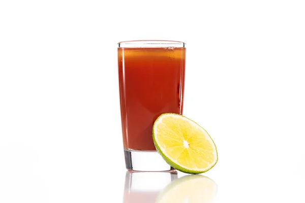 Glas Vatten Med Citron Och Isbitar Vit Bakgrund — Stockfoto