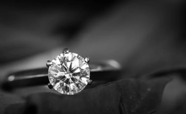 Egy Gyönyörű Lövés Egy Gyűrű Gyémánt Egy Fekete Háttér — Stock Fotó