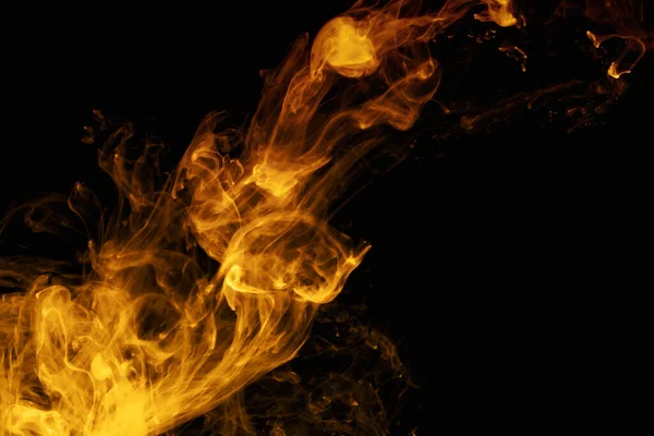 alevler siyah arkaplanda