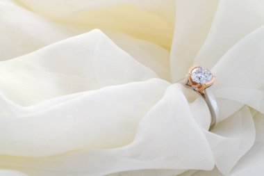 Elmas Nişan Yüzüğü. Lüks Değerli Yüzük