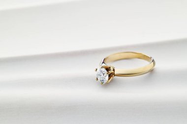 Elmaslı güzel bir yüzük