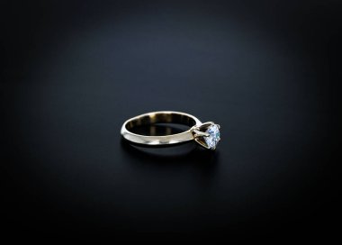 siyah arka plan üzerine elmas yüzük.