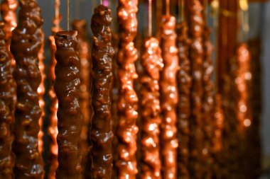 Arka planda geleneksel renkli kilise kilisesi, kapatın.