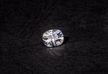 Siyah arkaplanda elmas yüzük