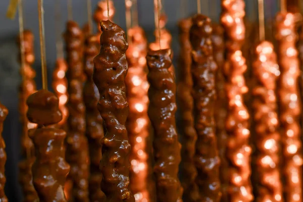 Arka planda geleneksel renkli kilise kilisesi, kapatın.