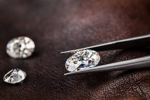 Güzel, lüks elmaslar arka planda, yakın plan
