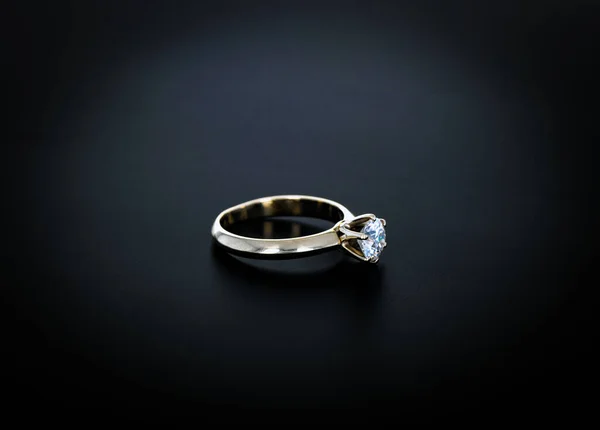 Ring Met Diamant Zwarte Achtergrond — Stockfoto