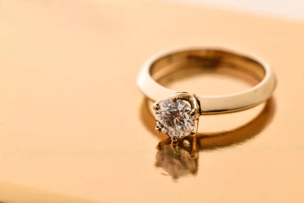 Zaręczyny Diamond Ring Tle Zbliżenie — Zdjęcie stockowe