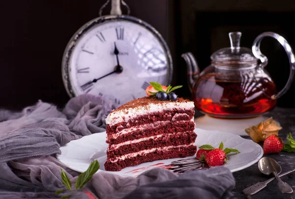 어두운 배경에 라즈베리와 박하를 곁들인 초콜릿 케이크 — 스톡 사진