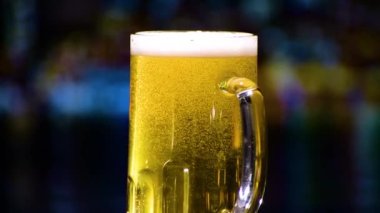 Arka planda köpük olan bira bardağı, kapat.