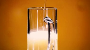 Arka planda köpük olan bira bardağı, kapat.