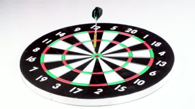 Arka planda Dart hedef tahtası, kapat