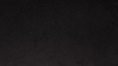 Masaya 100 dolarlık banknotlar düşüyor.