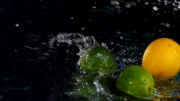 Крупним Планом Свіжі Лимони Межі Розбризкуються Водою Чорному Тлі — стокове відео