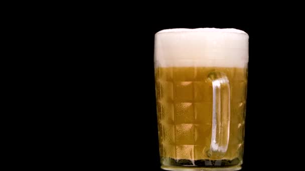 Vaso Cerveza Con Espuma Sobre Fondo Primer Plano — Vídeo de stock