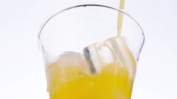 Vaso Zumo Naranja Con Hielo Aislado Sobre Fondo Blanco — Vídeos de Stock