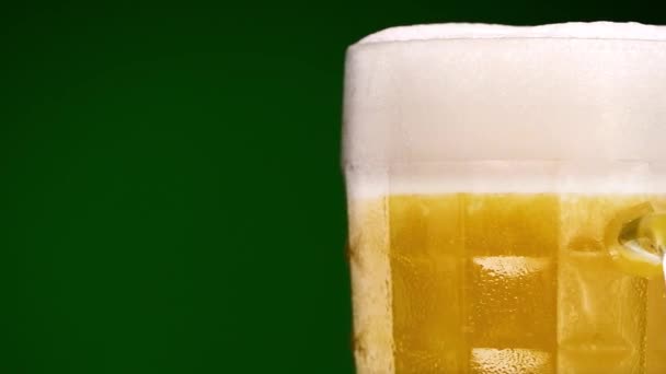 Vaso Cerveza Con Espuma Sobre Fondo Primer Plano — Vídeos de Stock