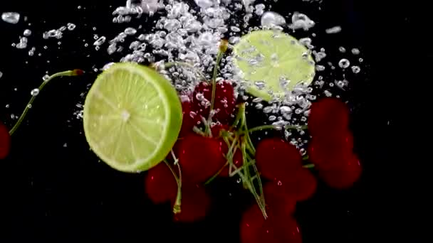 新鲜多汁水果落水 — 图库视频影像