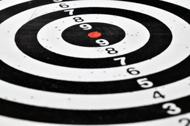 Dart tahtasını dart tahtasıyla kapat