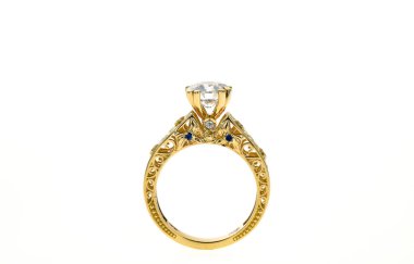 Beyaz arkaplanda altın alyans