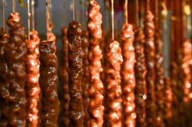 Arka planda geleneksel renkli kilise kilisesi, kapatın.