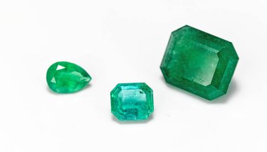 Zümrüt Taşlar beyaz arkaplanda 