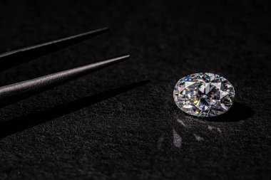 Siyah zemin üzerinde elmaslar olan elmas yüzük