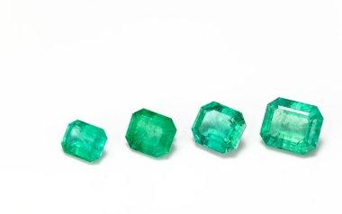 Zümrüt Taşlar beyaz arkaplanda 