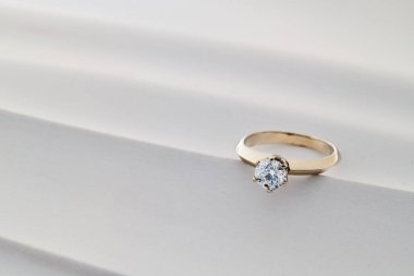 Elmaslı güzel bir yüzük