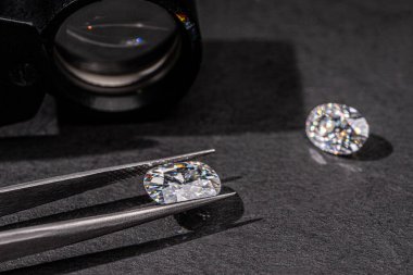 Bir sürü çiçekli güzel bir düğün masasının siyah beyaz fotoğrafını çek.