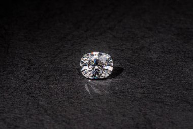 Siyah arkaplanda elmas yüzük