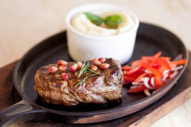Sebze ve soslu ızgara biftek.