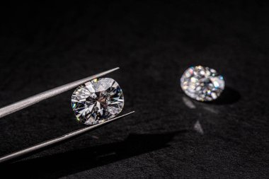 Siyah arkaplanda elmas yüzük