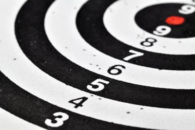 hedefli siyah ve kırmızı dart tahtası