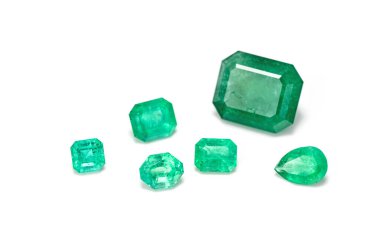 Zümrüt Taşlar beyaz arkaplanda 