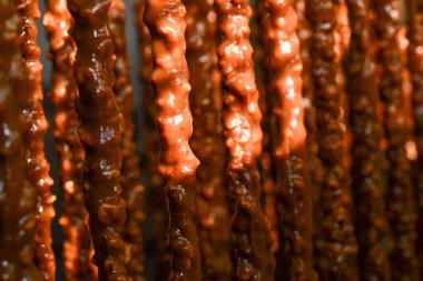 Arka planda geleneksel renkli kilise kilisesi, kapatın.