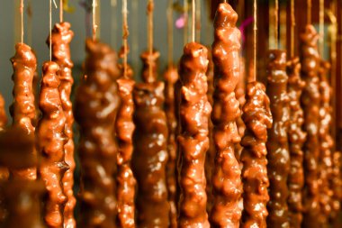 Arka planda geleneksel renkli kilise kilisesi, kapatın.