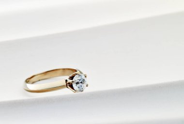 Elmaslı güzel bir yüzük