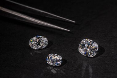 Siyah zemin üzerinde elmaslar olan elmas yüzük