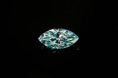 Siyah arkaplanda lüks elmas