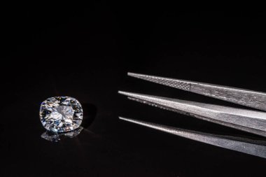 Siyah arkaplanda elmasların yakın plan görüntüsü