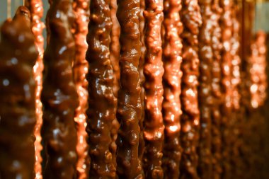 Arka planda geleneksel renkli kilise kilisesi, kapatın.