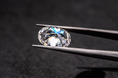 Siyah zemin üzerinde elmaslar olan elmas yüzük