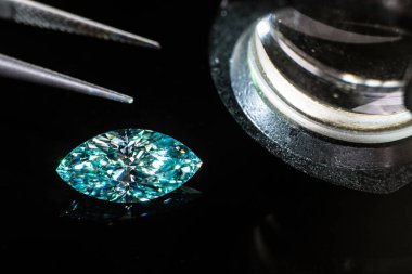 Cımbızlı lüks elmas ve siyah arkaplanlı loupe.