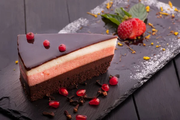 Böğürtlenli çikolatalı pasta ve ahşap arka planda nane.